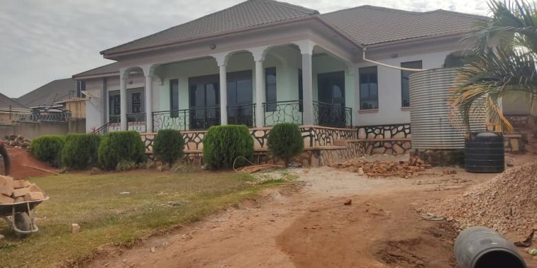 4 bedrooms house for sale in Misindye Namugongo 22 decimals at 300m