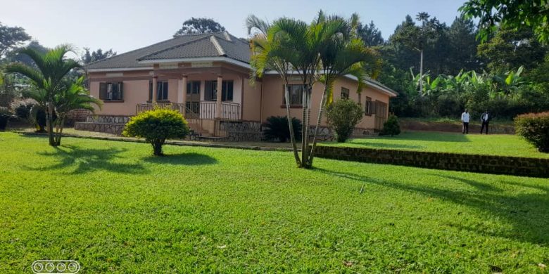 4 bedrooms hosue for sale in Gayaza on 1 acre at 350m