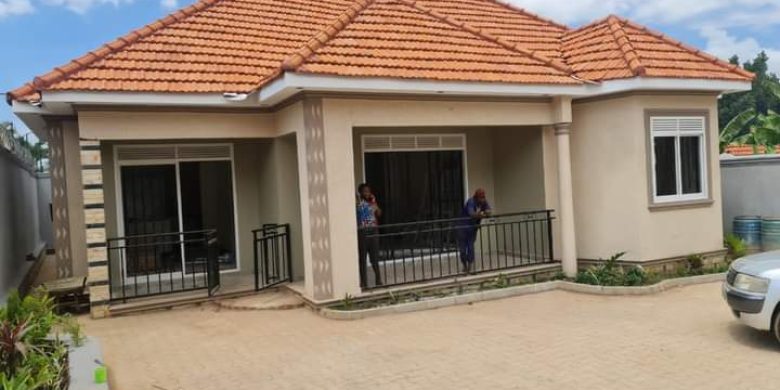 3 bedrooms house for sale in Kitende at 450m
