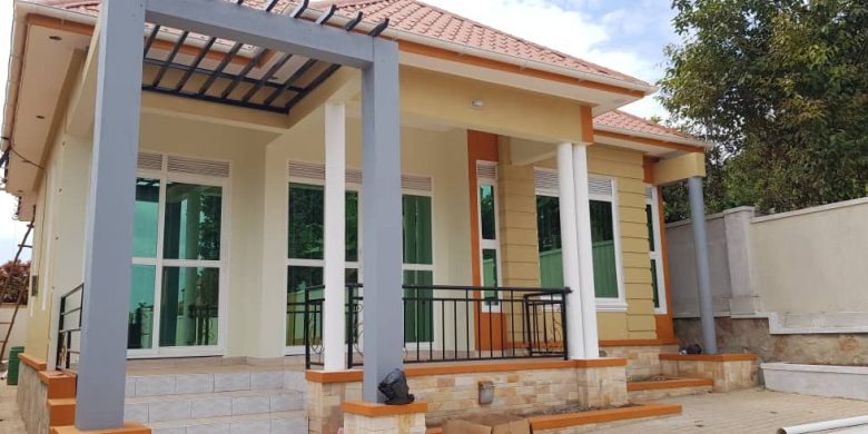 3 bedrooms house for sale in Kitende at 370m