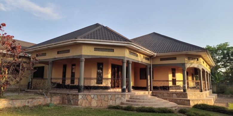 5 bedrooms house for sale in Bulwanyi Nakawuka 3 acres at 730m