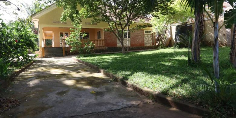 4 bedrooms house for sale in Munyonyo 40 decimals at $264,000