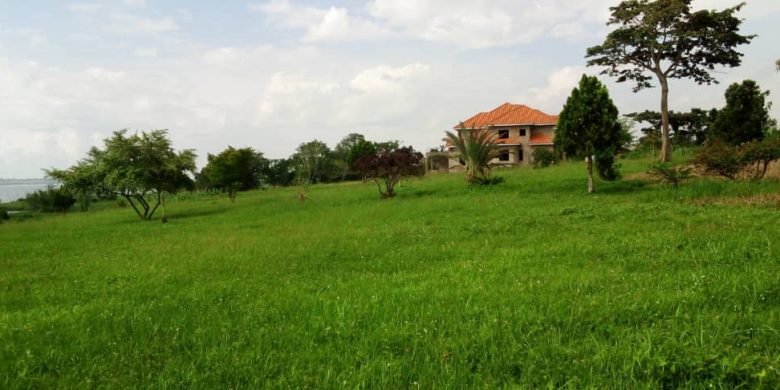 4 acres of lake shore land for sale in Buwaya at 260m per acre