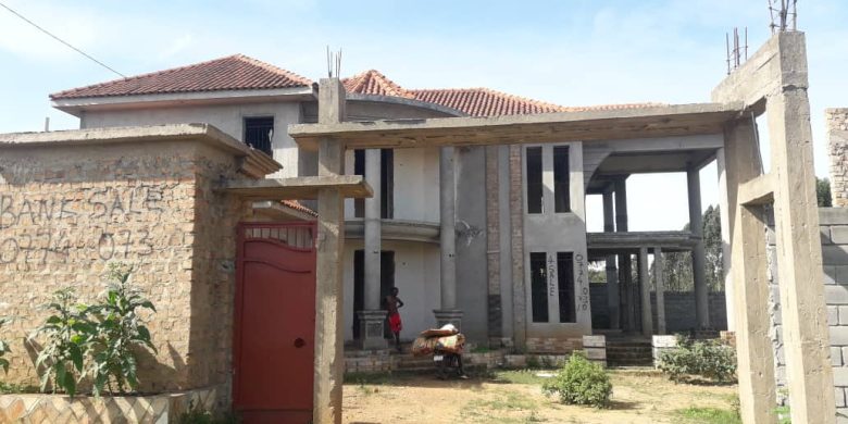 5 bedrooms shell house for sale in Buwate 1.7 acres at 400m