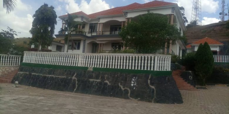 7 bedrooms house for sale in Nsangi 1.5 acres at 2 billion shillings