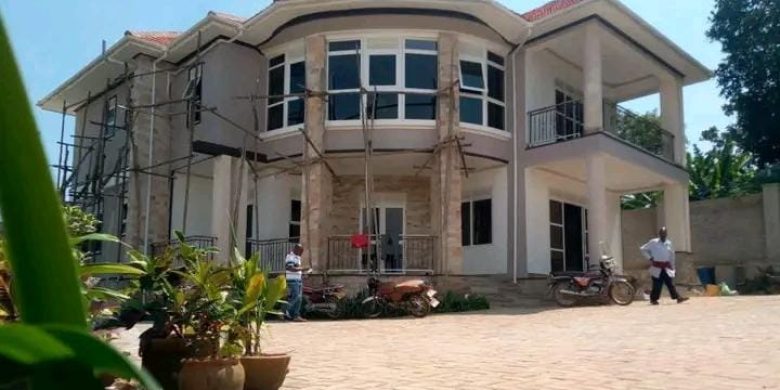 5 bedrooms house for sale in Entebbe with a swimming pool at 800m