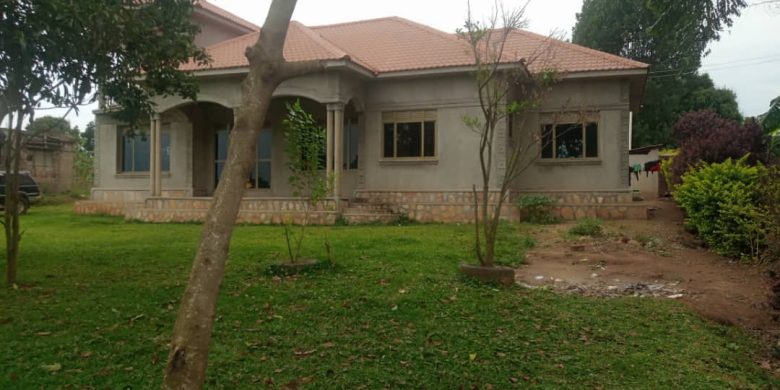 4 bedrooms house for sale in Nkumba with lake view on 25 decimals at 450m
