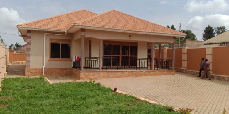 4 bedrooms house for rent in Buwate at 1.5m