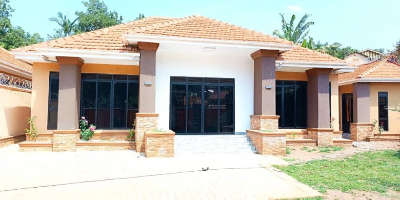 3 bedrooms house for sale in Kisaasi at 350m