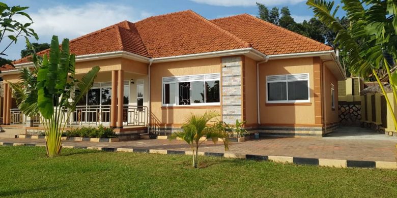 4 bedrooms house for sale in Bwebajja 30 decimals at 750m