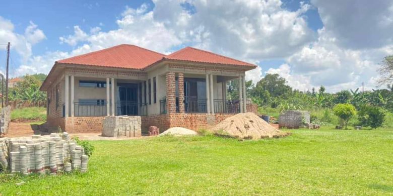 4 bedrooms house for sale in Namugongo Msindye 30 decimals at 270m