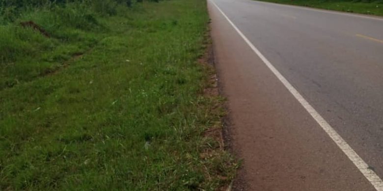 10 acres of commercial land for sale in Nakasongola Gulu Highway at 15m per acre