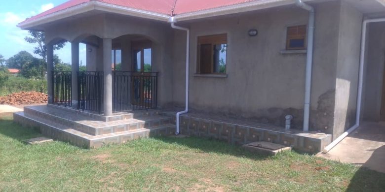 3 bedrooms house for sale in Lira Kirombe 20x30 meters at 270m
