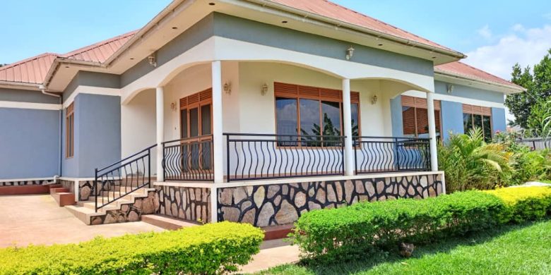 4 bedrooms house for sale in Bwebajja Janyi 20 decimals at 300m