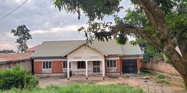 3 bedrooms house for sale in Kyanja 22 decimals at 320m shillings