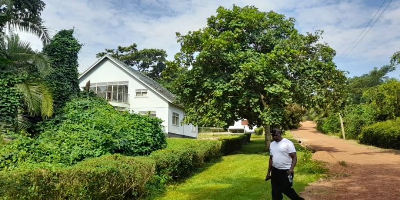 3 acres lake front property for sale in Mukono at 750,000 USD