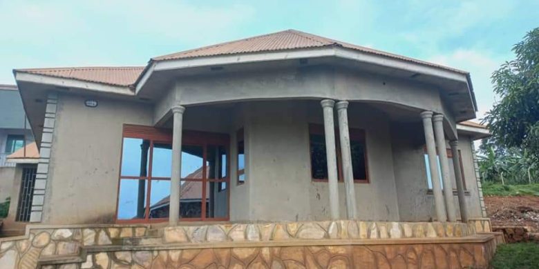 3 bedrooms house for sale in Kitende Lumuli 50x80ft Ndagano at 110m