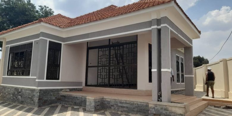 3 bedrooms house for sale in Kisaasi Bahai at 310m