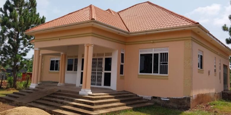 3 bedrooms house for sale in Busiika Zirobwe 1 acre at 270m
