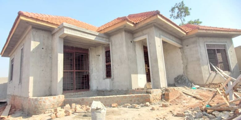 4 bedrooms house for sale in Kyanja 12 decimals at 400m