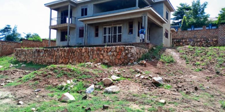 6 bedrooms house for sale in Namugongo Misindye at 350m