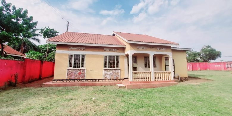 4 bedrooms house for sale in Bweyogerere Kasubi 18 decimals at 200m