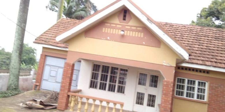 3 bedrooms house for rent in Kyambogo at 3m per month