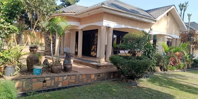 4 bedrooms house for sale in Kyaliwajjala at 400m