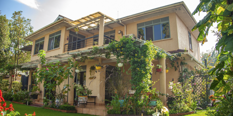 4 bedrooms villa for sale in Munyonyo with pool at $525,000
