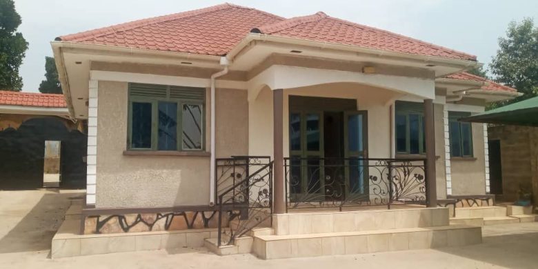 3 bedrooms house for sale in Kisaasi Bahai at 250m