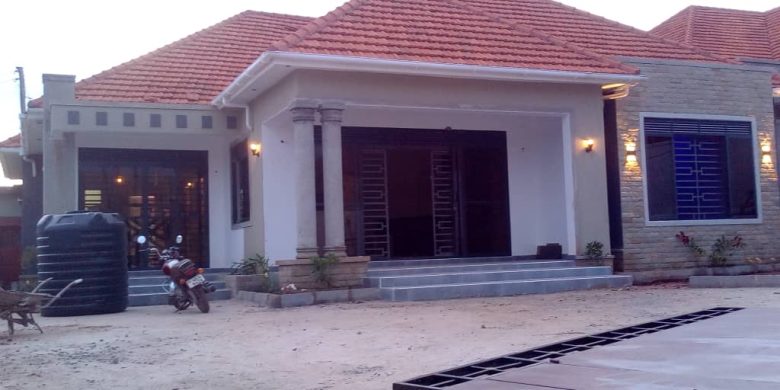 4 bedrooms house for sale in Akright Bwebajja 17 decimals at 750m shillings