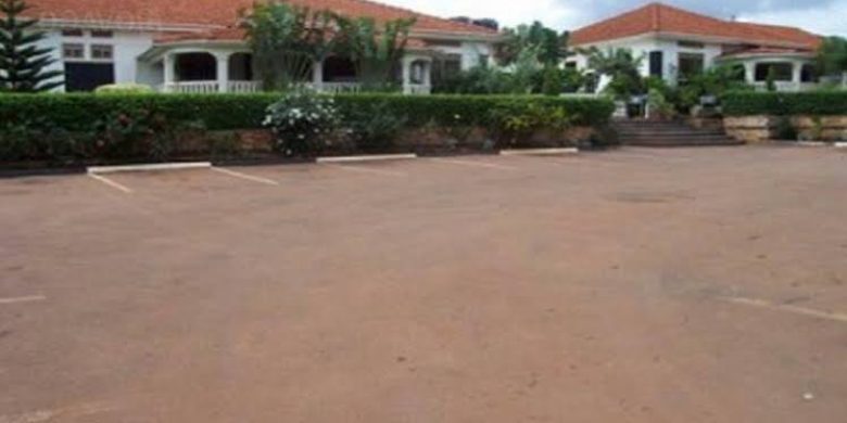 14 rooms hotel for sale in Zana Nyanama on half acre at 1.4 billion Uganda Shillings