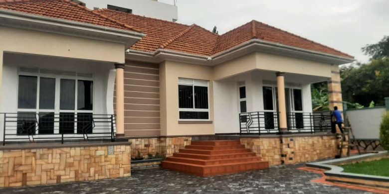 4 bedrooms house for sale in Lutembe Entebbe road at 450m