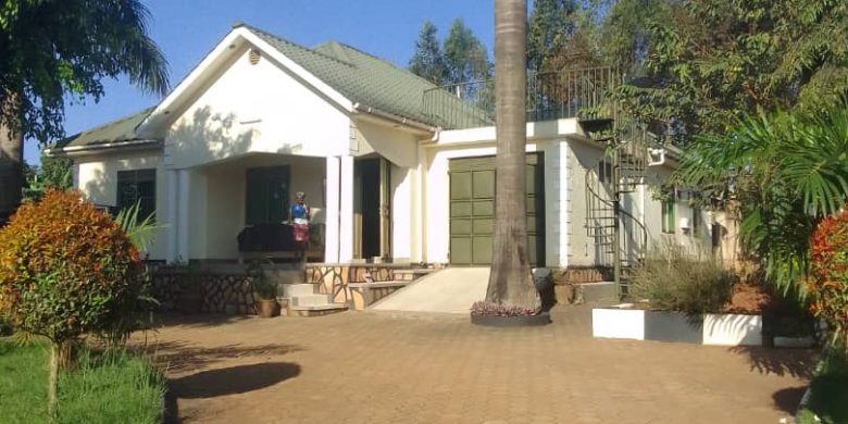 4 bedrooms house for sale in NKumba 30 decimals at 570m