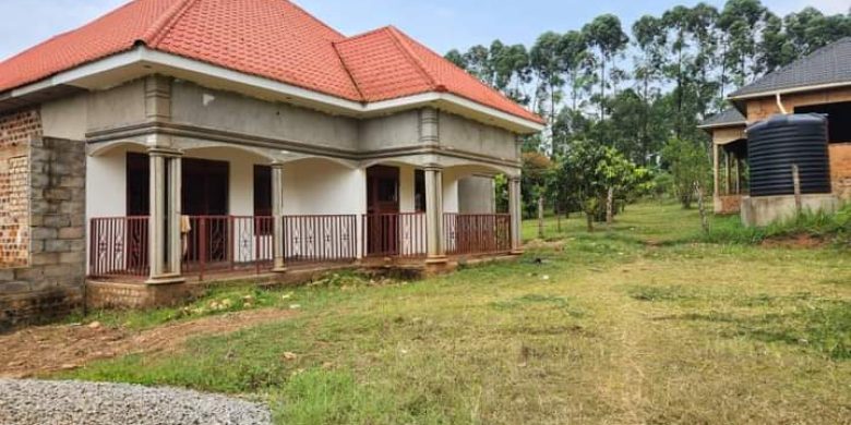 4 bedrooms house for sale in Buloba on half an acre at 150m shillings