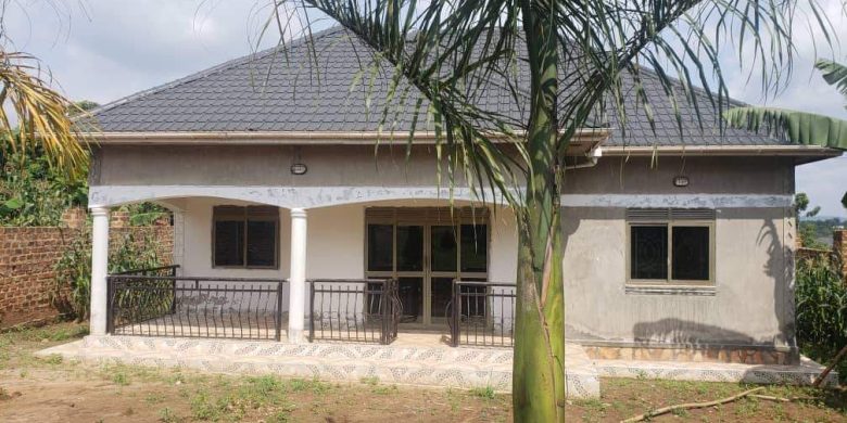 3 bedrooms house for sale in Matugga Kavule 100x100ft at 95m