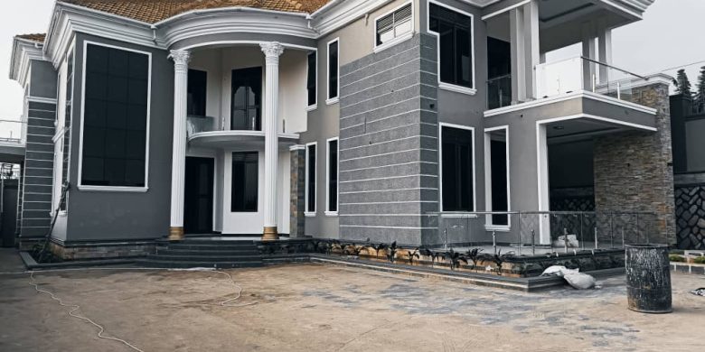 7 bedrooms house for sale in Kira 25 decimals at $345,000