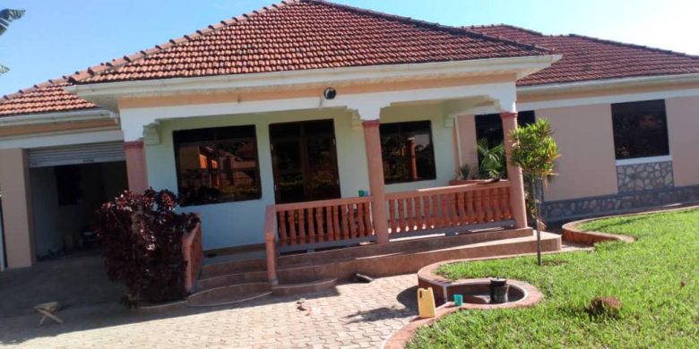 4 bedrooms house for sale in Mukono 40 decimals at 350m