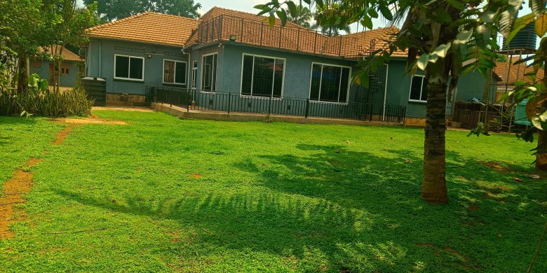 4 bedrooms house for sale in Ntinda MInisters Village 32 decimals at 850m