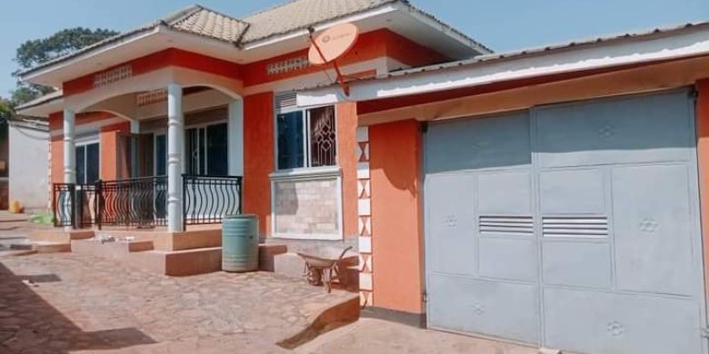 4 bedrooms house for sale in Garuga at 150m