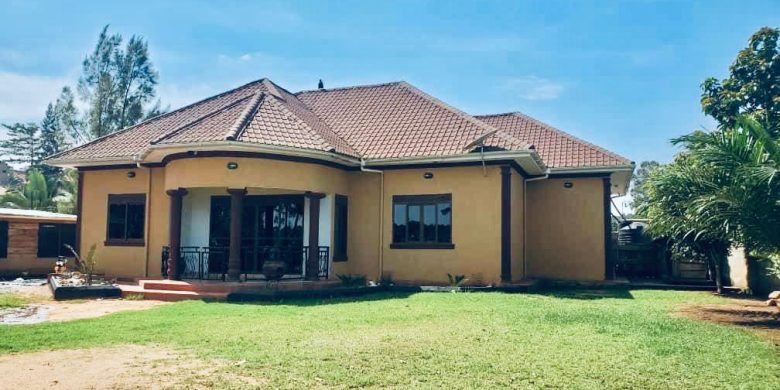 4 bedrooms house for sale in Kyanja Kungu 25 decimals at 550m