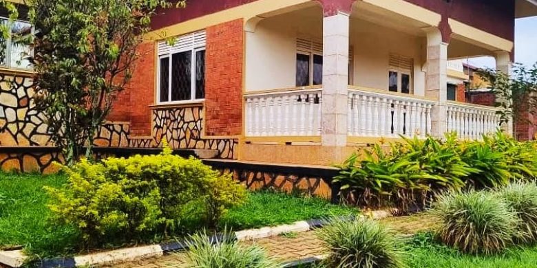 5 bedrooms house for sale in Mbuya on 50 decimals at 900m