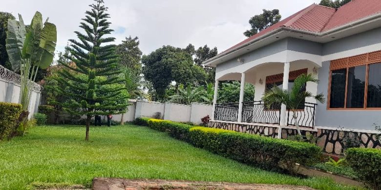 4 Bedrooms House For Sale In Jjanyi Bwebajja Entebbe Rd 20 Decimals At 250m