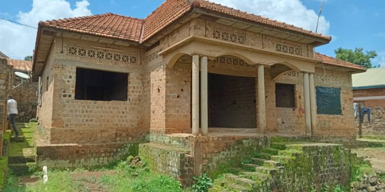 a shell house of 4 bedrooms house for sale in Seeta Kigunga