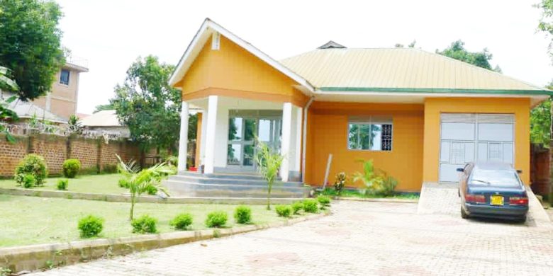 4 Bedrooms House For Sale In Mukono Katosi Road 100x100ft At 130m