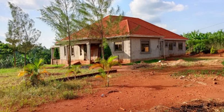 4 Bedrooms House For Sale In Gayaza Dundu 1.50 Acres At 400m