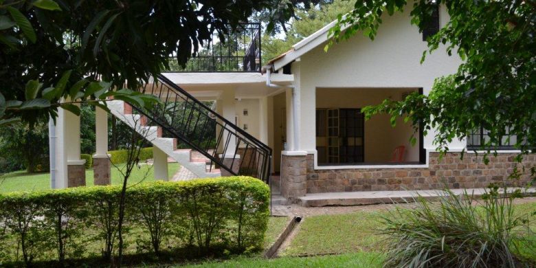 6 Bedroom Bungalow House For Sale In Mbale Senior Quarters 1.3 Acres At $350,000
