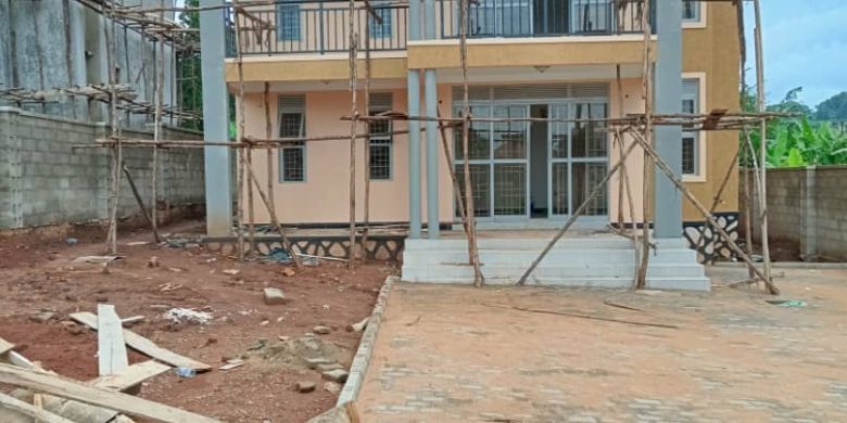 4 Bedrooms House For Sale In Kitende Kitovu Entebbe Rd 300m